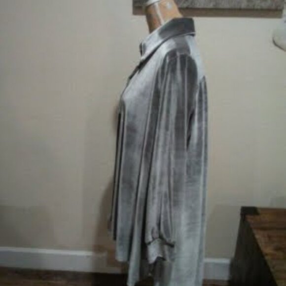 NWOT Sew Modest Silver Velvet Button Up High Low - Picture 3 of 3